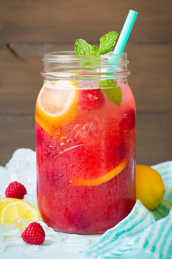 sparkling raspberry lemonade - 9 delicious summer cocktails 