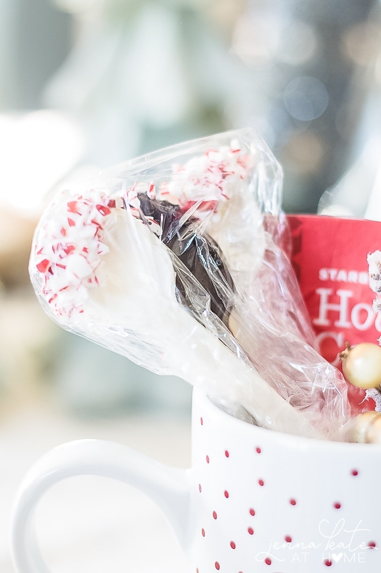 Candy Cane Dipped Hot Chocolate Spoons - A great food gift idea for Christmas!